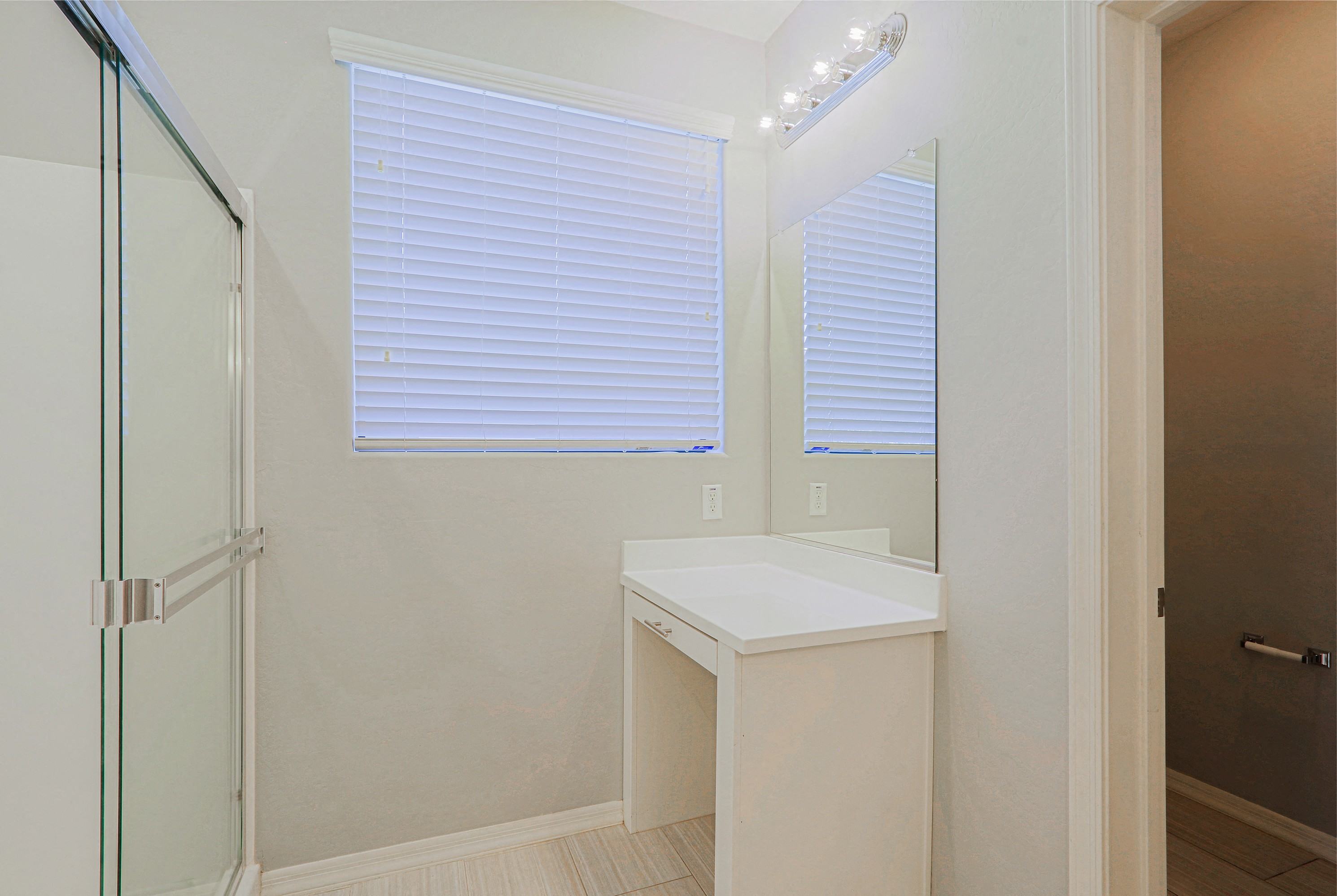 Luxury Gated Condo With Split Floorplan &amp; Walk-in Closets photo 4